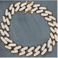 Luxury Diamonds in Dubai: Choosing the Perfect Engagement Ring and Diamond Bracelet for Men