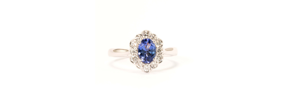 For your loved once buy designer oval engagement ring from leading store