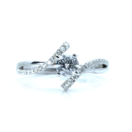 Round cut iconic design diamond ring