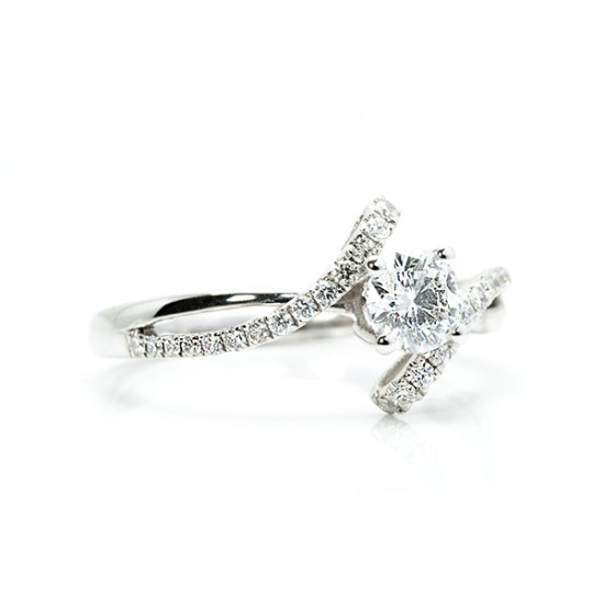 Round cut iconic design diamond ring