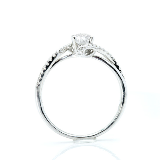 Round cut iconic design diamond ring