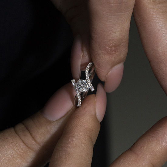 Round cut iconic design diamond ring Round cut iconic design diamond ring